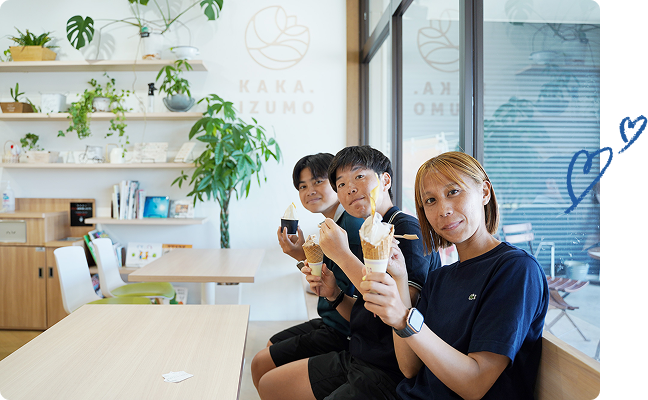 KAKA.IZUMOの店内でジェラートを楽しむ選手たち