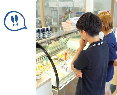 店内の商品を見る選手