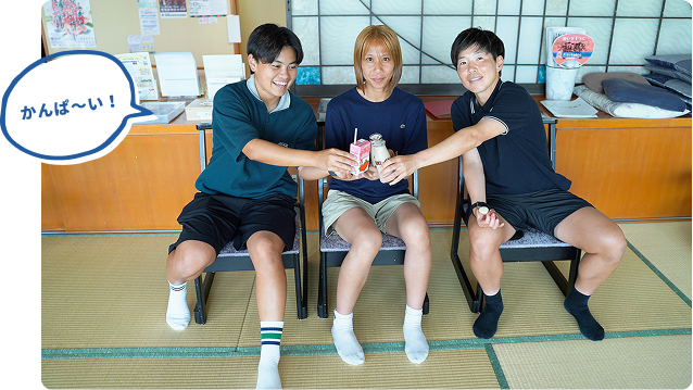 畳の部屋でストレッチをする選手たち