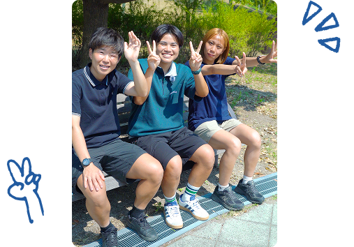 ごみのない街並みを見て話す選手たち