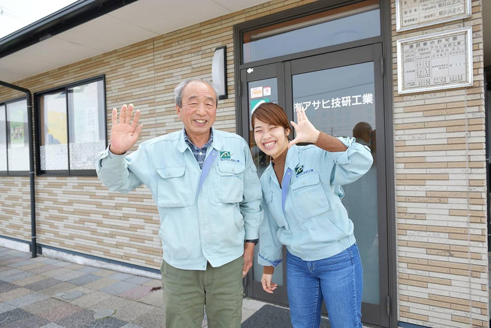 創業者で一級建築士の父・朝日山正人会長と