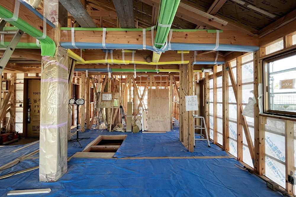 建築中の自宅。在来工法で、リビングは杉板張りに