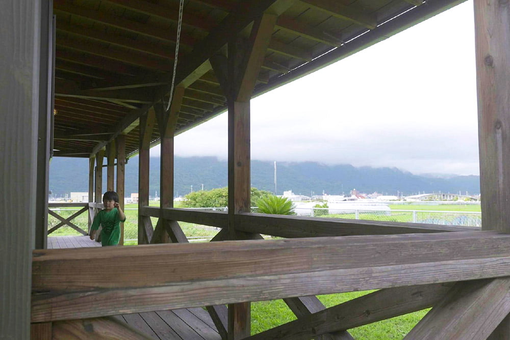 家の端から端まで続く屋根付きのカバードポーチ。雨の日も外で遊べる