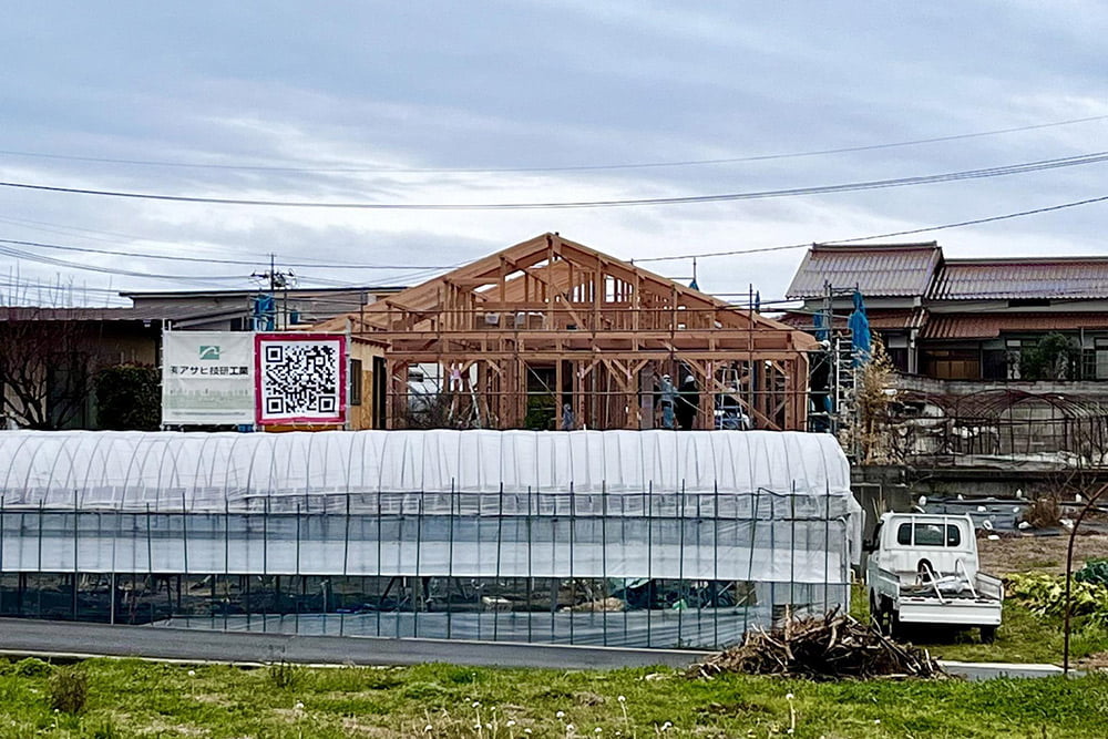 建築中の自宅。棟上げの頃