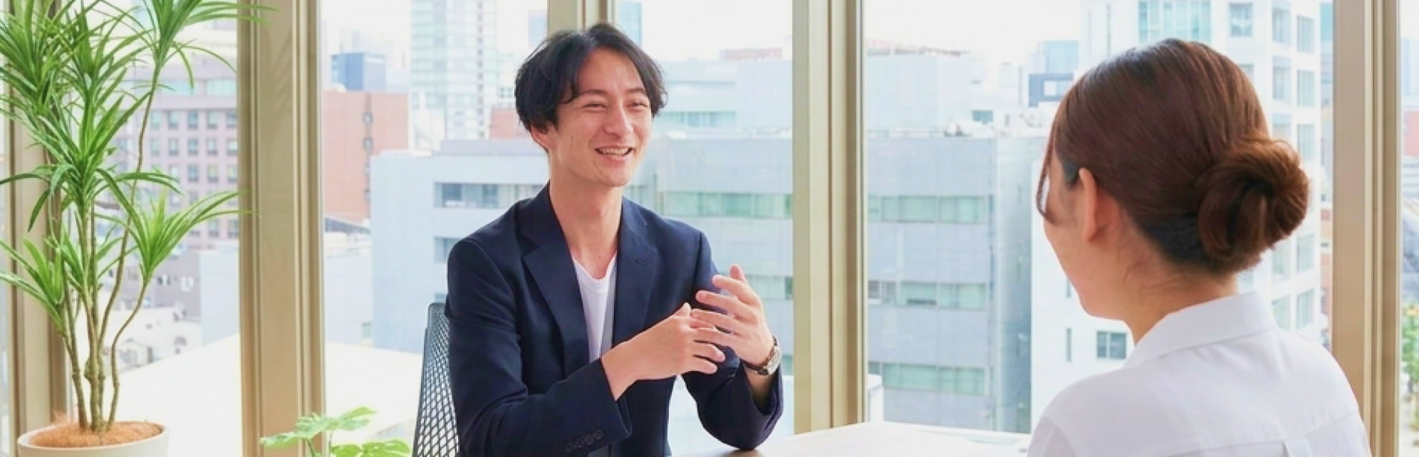 仕事の相談をしている様子